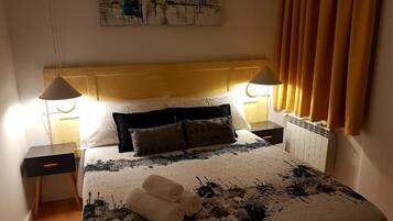 Habitación doble, baño compartido | Escritorio, wifi gratis, ropa de cama