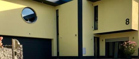 المنشأة من الخارج