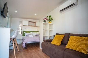 Travel cot, WiFi, bed sheets