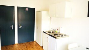 Apartment | Private kitchenette | Fridge, stovetop, cookware/dishes/utensils - Living at Klassvilla - Weserwehr No. 6 (Bremen)