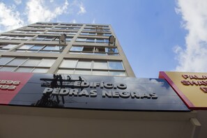 A building with a sign reading "EDIFICIO PEDRAS NEGRAS". - Apartamento próximo rodoviária faculdade (Curitiba)