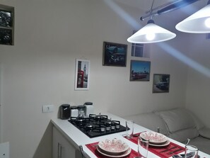 Traditional Studio Suite | Private kitchenette