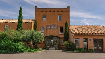 Vista frontal de la propiedad