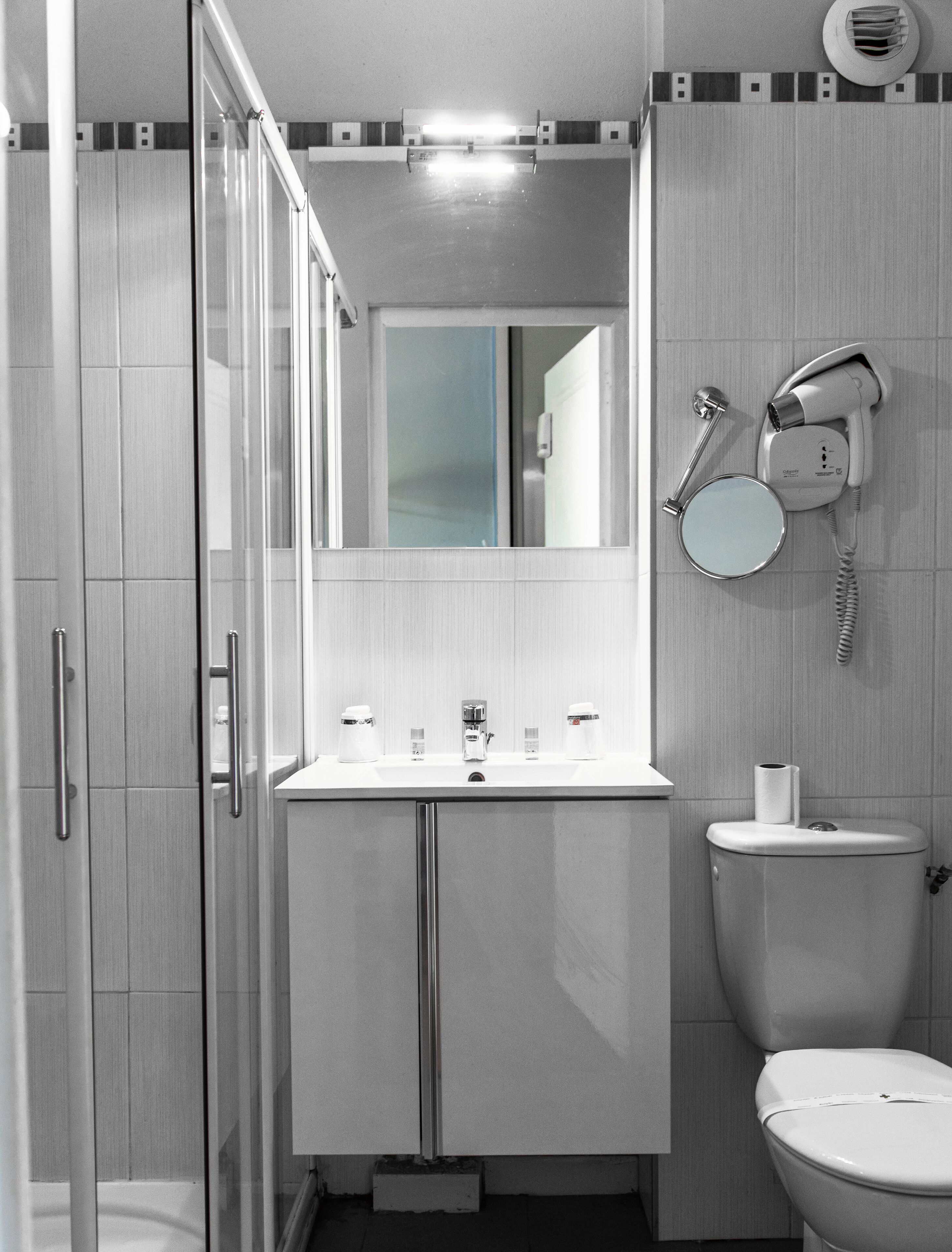 Gratis toiletartikelen, een haardroger, handdoeken