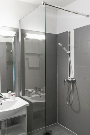 Family Quadruple Room | Bathroom | Free toiletries, hair dryer, towels - Le Mas De Gaujac (Lezignan-Corbieres)