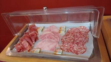 Une vitrine contenant différents types de charcuteries et de fromages.