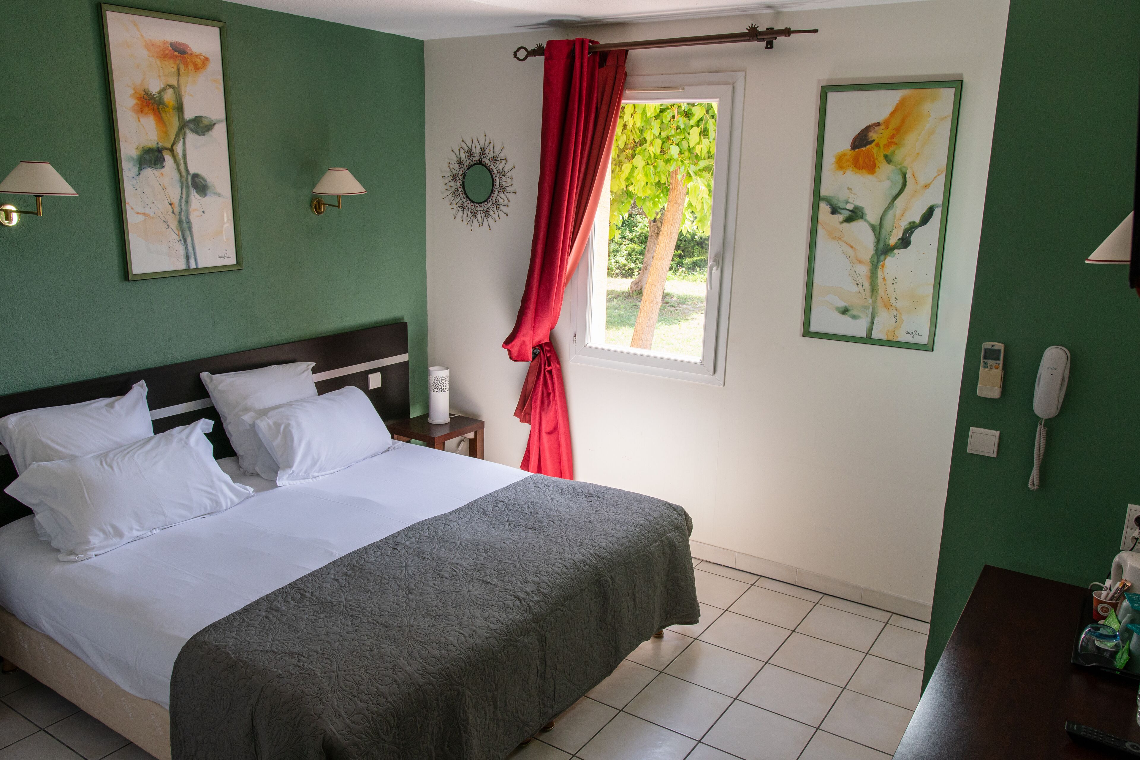 经典双人房 | 特色装修、特色家居、办公桌、笔记本电脑工作区