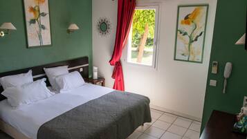 Habitación doble clásica | Decoración personalizada, muebles diferentes y escritorio