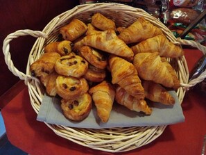 Daily buffet breakfast for a fee - Le Mas De Gaujac (Lezignan-Corbieres)