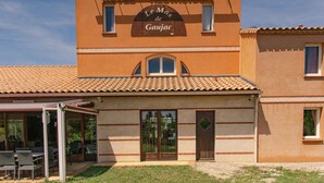 A hotel with a sign reading "HOTEL RESTAURANT Le Mas de Gaujac". - Le Mas De Gaujac (Lezignan-Corbieres)
