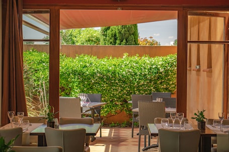 Restaurant. Le Mas De Gaujac