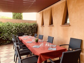 Outdoor dining - Le Mas De Gaujac (Lezignan-Corbieres)