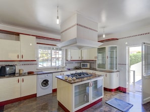Refrigerador, horno, placa de cocina, lavavajillas