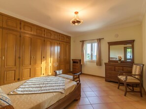 4 slaapkamers, een kluis op de kamer, een strijkplank/strijkijzer