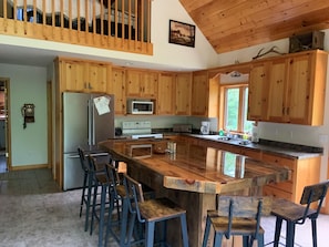 Fridge, microwave, oven, stovetop - Snowmobile, Skiing, and Outdoor Paradise/Cabin (Niagara)