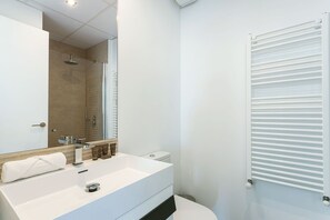 Dusche, Haartrockner, Handtücher