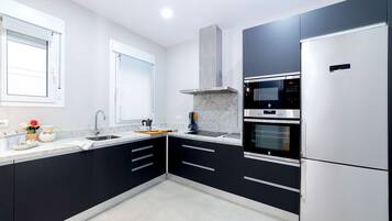 Frigorífico, microondas, horno y lavavajillas