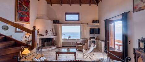 Villa | Wohnbereich | Fernseher, Kamin