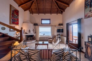 Villa | Área de sala de estar | Televisión y chimenea 