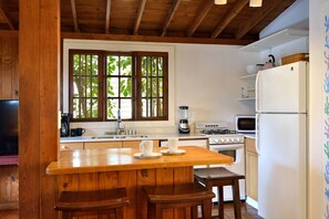 Kylskåp, mikrovågsugn, ugn och spishäll