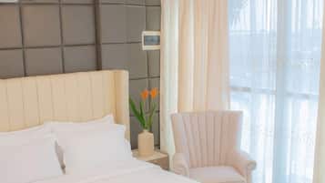 Honeymoon-Penthouse, 1 Queen-Bett, Balkon, Gartenblick | Individuell eingerichtet, schallisolierte Zimmer, kostenloses WLAN