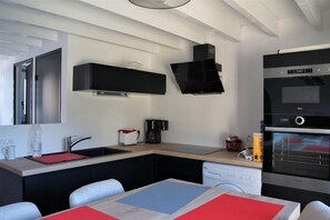 Fridge, microwave, dishwasher, cookware/dishes/utensils