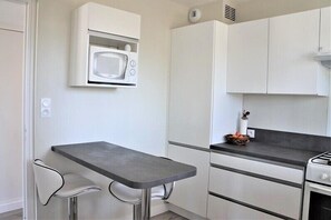 Fridge, microwave, dishwasher, cookware/dishes/utensils