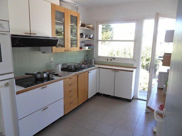 Réfrigérateur, micro-ondes, grille-pain