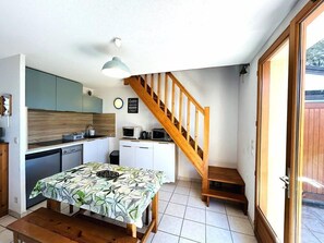 Fridge, microwave, dishwasher, cookware/dishes/utensils