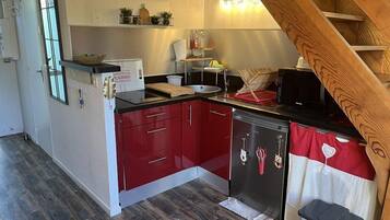 Refrigerador, tostadora y utensilios de cocina