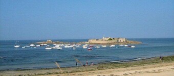 2 room apartment for 4 people - superb sea view 50m from Fort-Bloqué beach