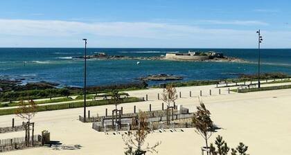 2 room apartment for 4 people - superb sea view 50m from Fort-Bloqué beach