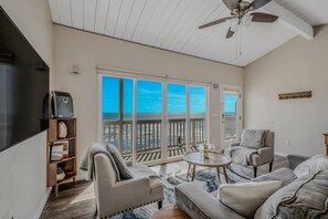 TV - Oceanfront with stunning views.  (San Diego)