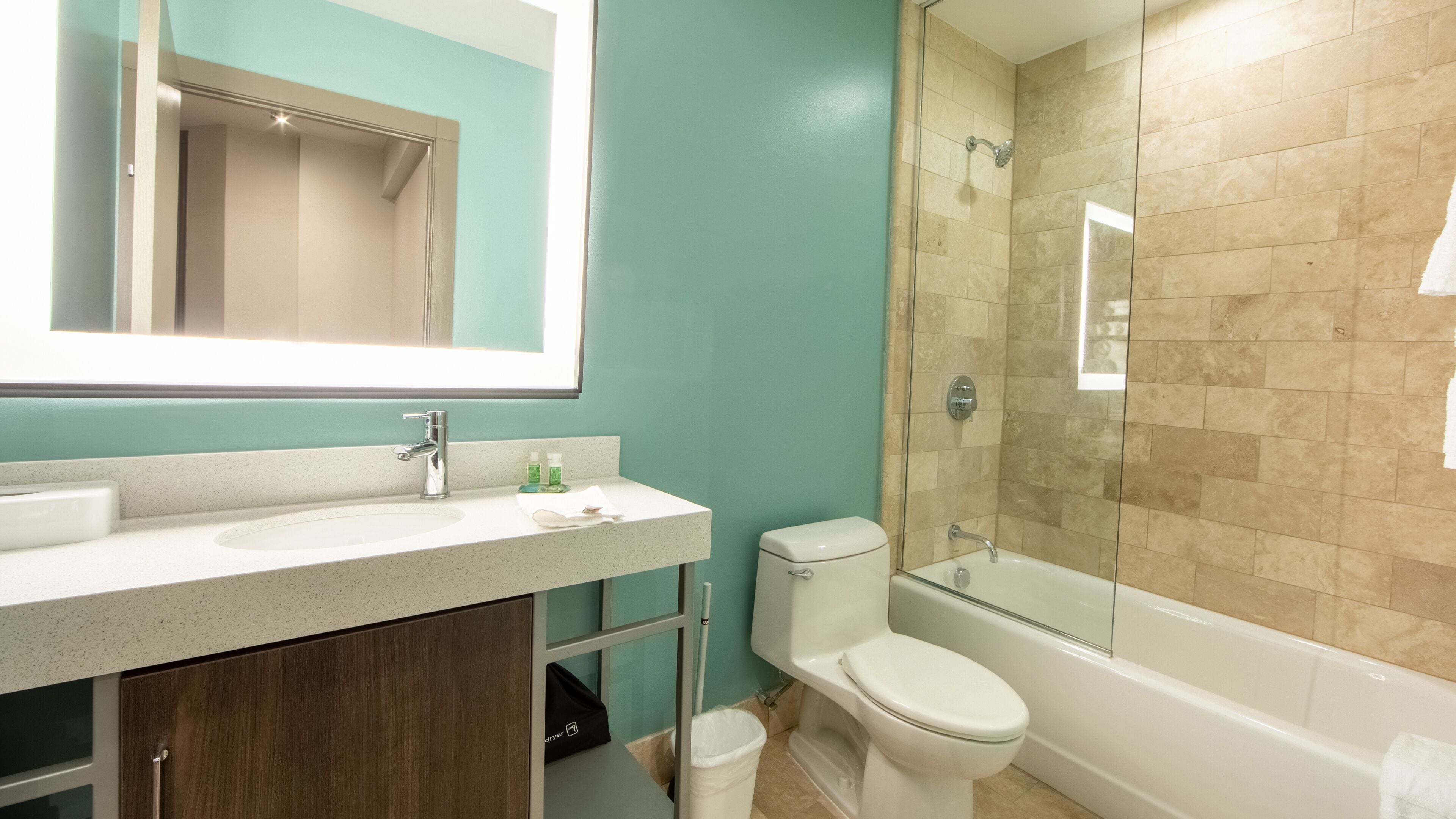 combined shower/bathtub, hair dryer, towels