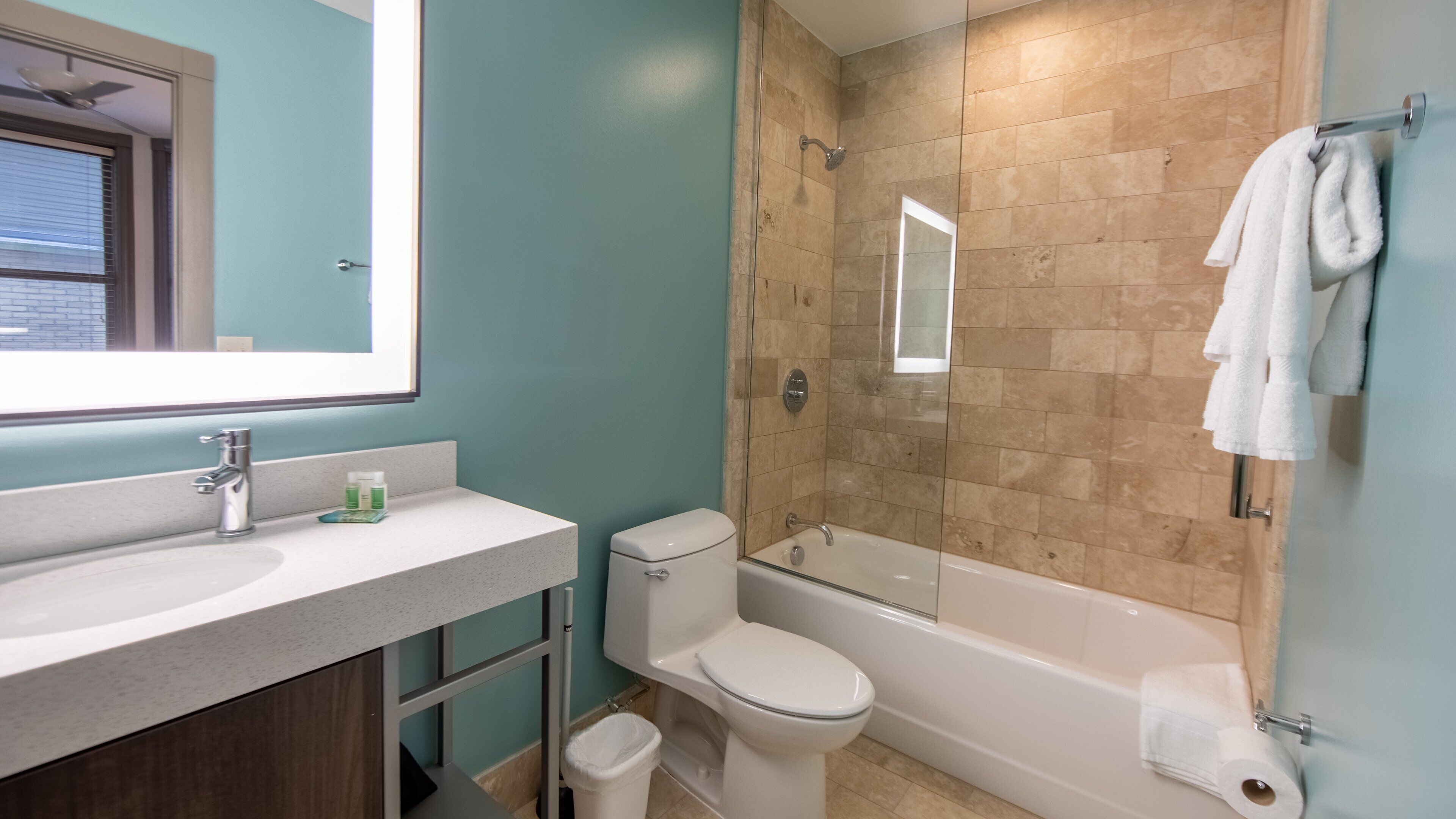 combined shower/bathtub, hair dryer, towels