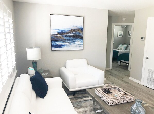 Una televisión, una oficina