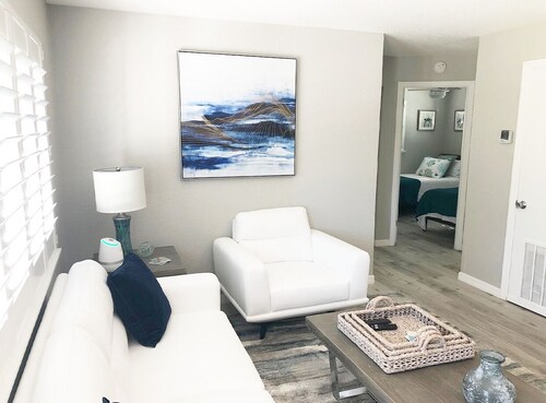 Newly Renovated - Modern Apartment - 2 of 4