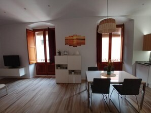 Dining - Your Ideal Apartment on the Costa Brava: Space, Comfort and Charm in the Heart of Palamós 🏡🌊 (PALAMÓS)