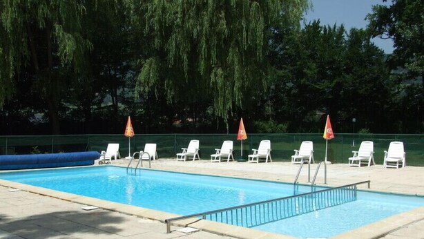 Seasonal outdoor pool, open 10:00 AM to 8:00 PM, pool umbrellas - Camping Corbaz (Cluses)
