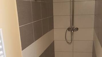 Suihku, hiustenkuivaaja, pyyhkeet, saippua