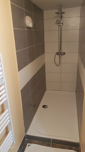 Suihku, hiustenkuivaaja, pyyhkeet, saippua