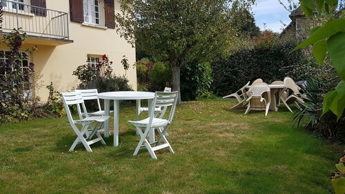 furnished studio in comfortable single-family house with mature garden