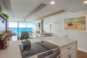 Fridge, microwave, oven, stovetop - Holiday@Mermaid's Crossing-OceanView+pool+parking! (San Diego)