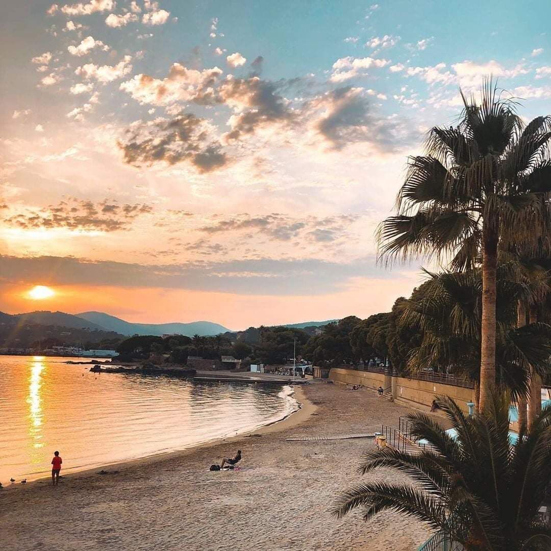 Beach nearby, sun loungers, beach towels