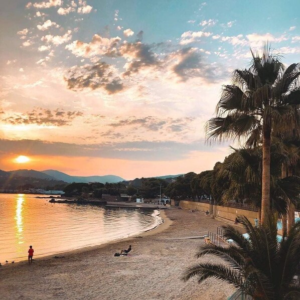 Beach nearby, sun-loungers, beach towels