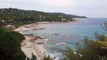 Vlak bij het strand, ligstoelen, strandlakens