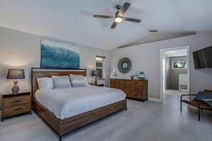 4 bedrooms, iron/ironing board, travel cot, free WiFi - Tivoli Serenity | Modern Salt Pool Villa with Water View! King Beds! (Naples)