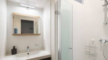 Sèche-cheveux, serviettes fournies