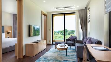 Minibar, coffres-forts dans les chambres, bureau