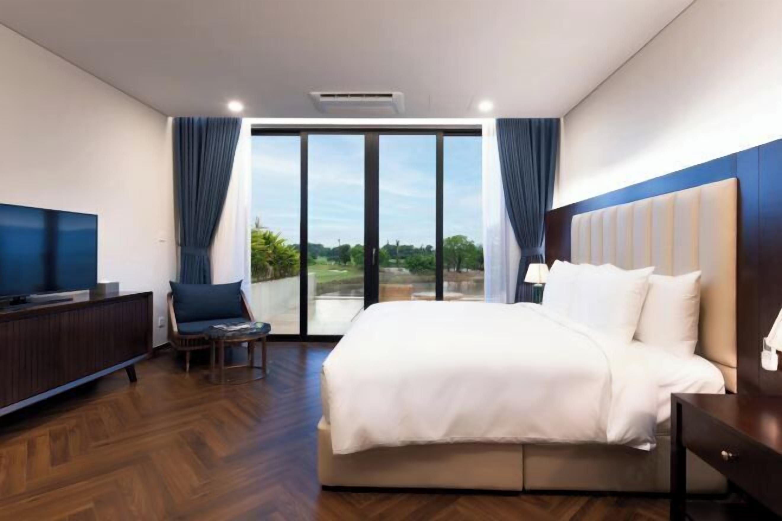 Frigobar, cofres nos quartos, escrivaninha